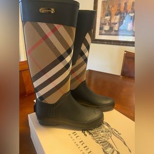 Never Worn - Brand New Black & Tan Burberry Rain Boots